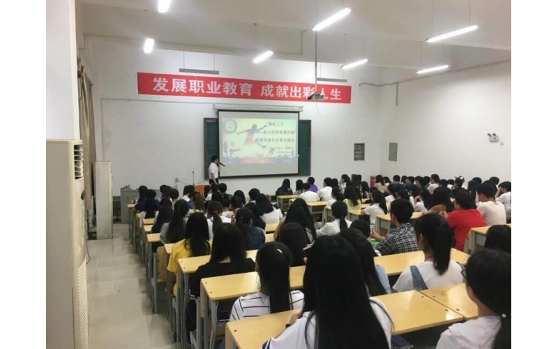 人民日?qǐng)?bào)：加快構(gòu)建現(xiàn)代職業(yè)教育體系